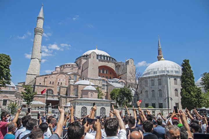 "Ayasofya'nın yeniden cami olarak açılması bir fetih girişimi"